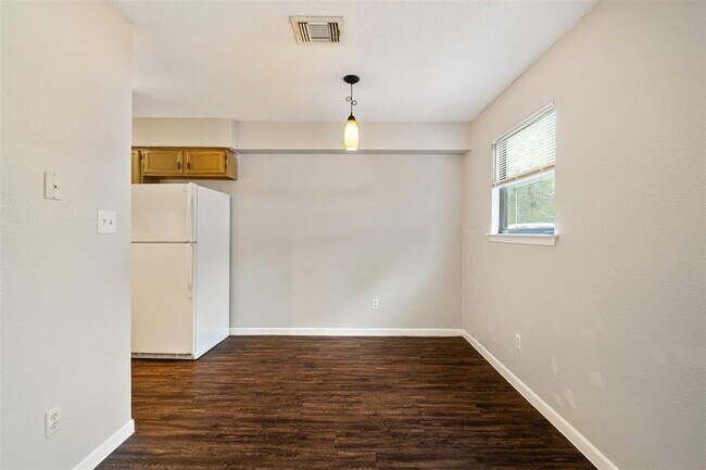 Building Photo - 115 S Frio St