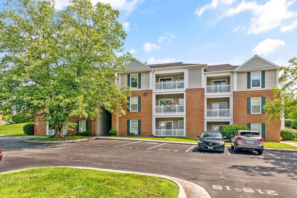 Foto principal - 2 Bed/2 Bath Plus Loft. Pet Friendly. Reserved Parking.