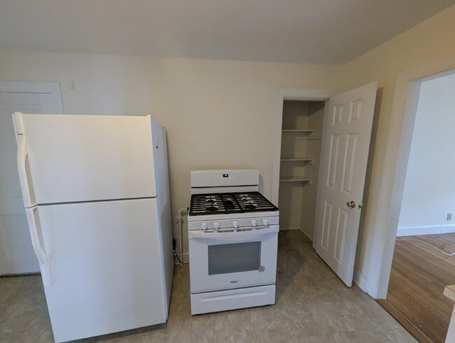 Building Photo - Charming 1st Floor Apartment in Convenient...