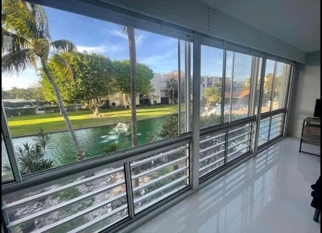 Foto del edificio - 300 Waterway Dr S