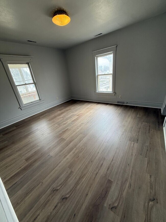 Building Photo - 415 George St