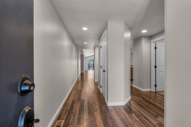 Foto del edificio - 4 Bed 2.5 Bath Single level - Fenced