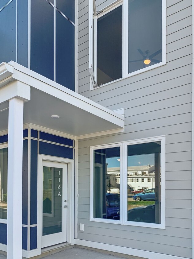 2 Bedroom, 2 Bathroom downstairs unit in Manchester! Tons of natural light, modern look - 2 Bedroom, 2 Bathroom downstairs unit in Manchester! Tons of natural light, modern look