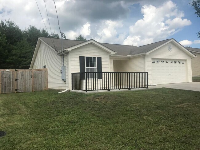 Building Photo - EXCELLENT LOCATION - 3 Bedroom/1.5 Ba Beau...