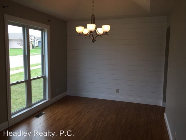 Building Photo - 3 br, 2.5 bath House - 4601 Brook St