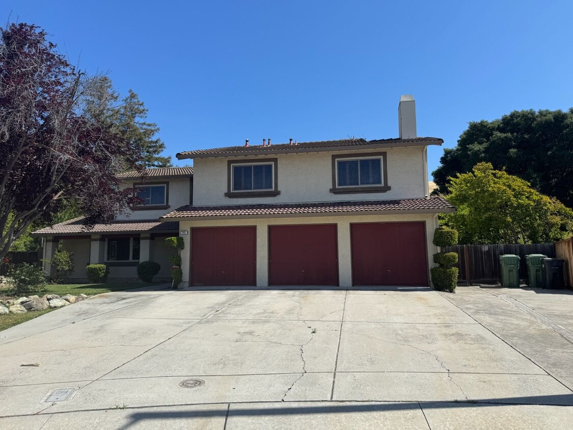 Foto principal - Lots of Square Footage in this wonderful 4...