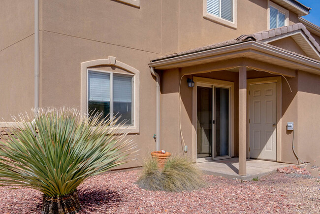 Building Photo - PET FRIENDLY 3 Bedroom 2.5 Bathroom - Hidd...