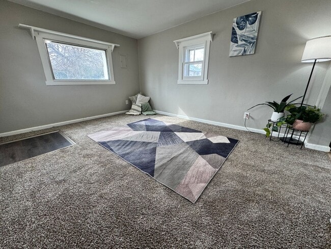 Building Photo - 2 bed, 1 bath home for rent in Waterloo