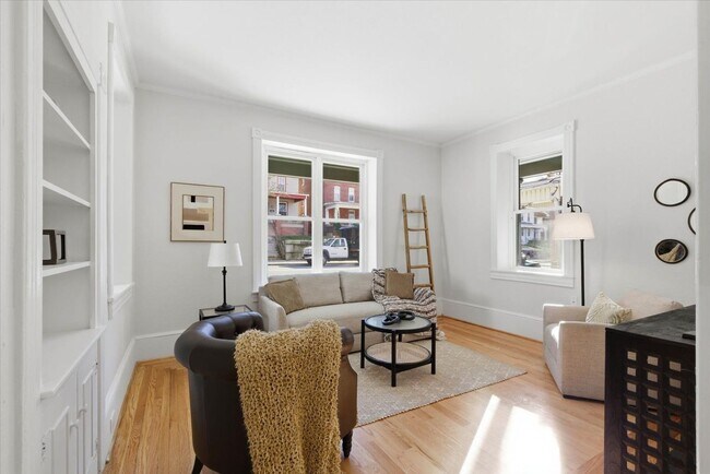 Foto del edificio - 305 W Broadway