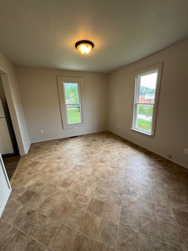 Building Photo - 1237 Nuttman Ave