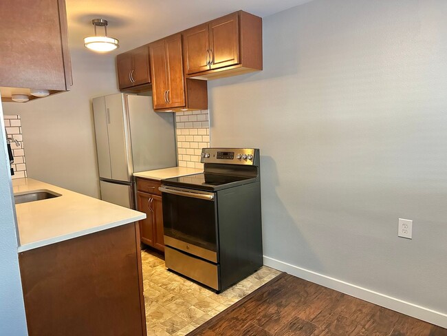 Building Photo - Spacious Queen Anne One Bedroom - Availabl...