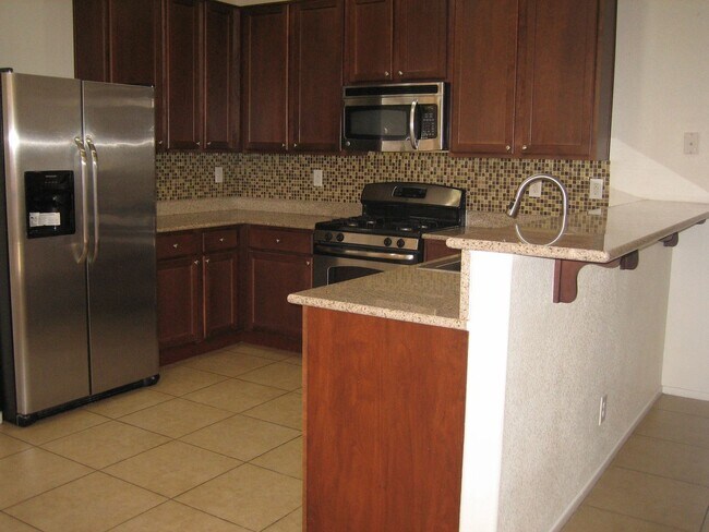 Foto del edificio - TWO STORY HOME, 3 BEDROOMS, 2.5 BATHS, 2 C...