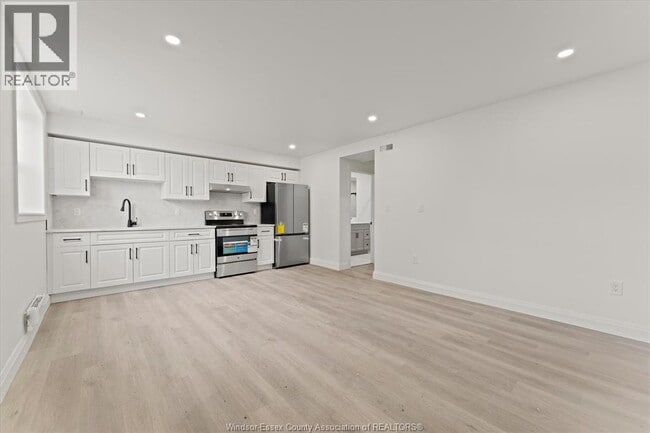 Building Photo - 702 Pierre Ave