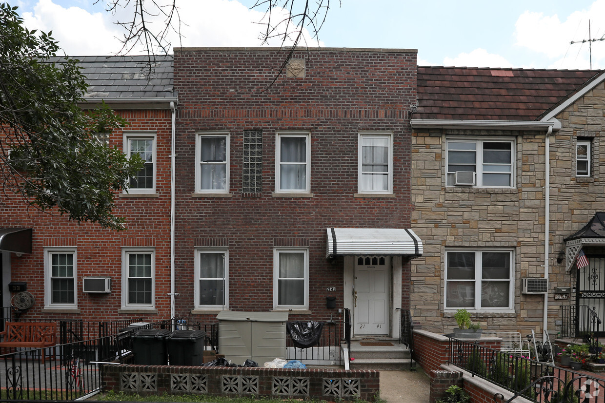 Foto del edificio - 2 Family Townhouse in Astoria