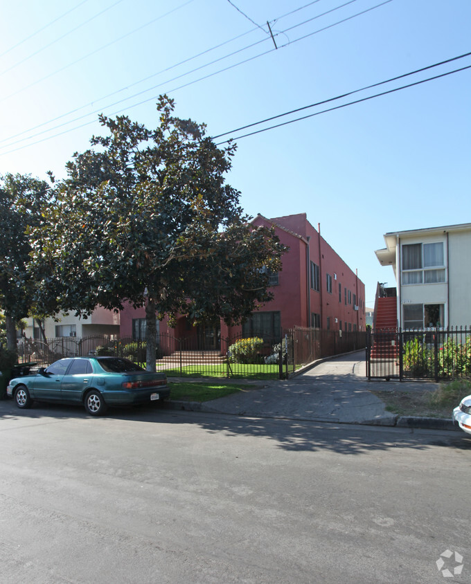 Primary Photo - 1213 N Ardmore Ave