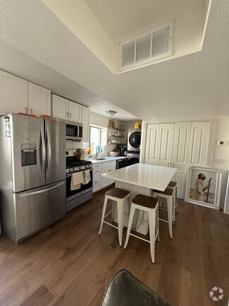 Building Photo - 1498 W Parkside Dr