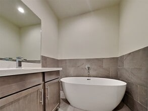 Building Photo - 2604 Mid Ln