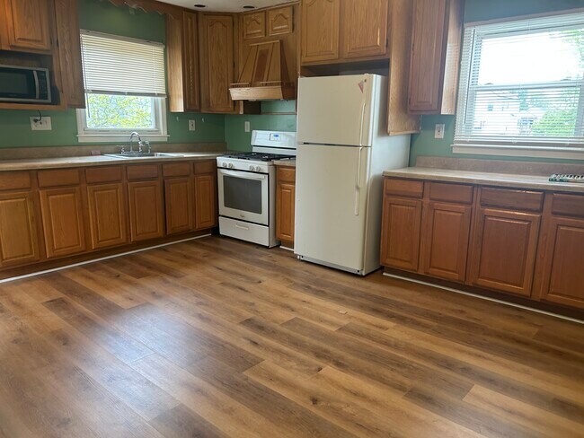 Cocina con pisos nuevos - 702 Edmunds Ave