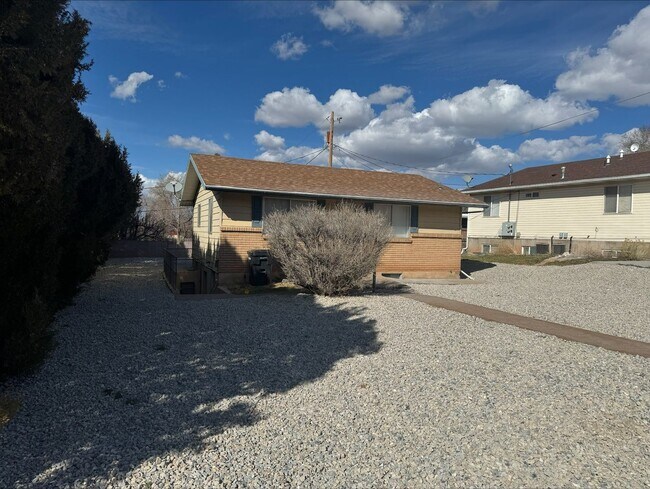Foto del edificio - 2 bedroom 1 bath upstairs unit, great loca...