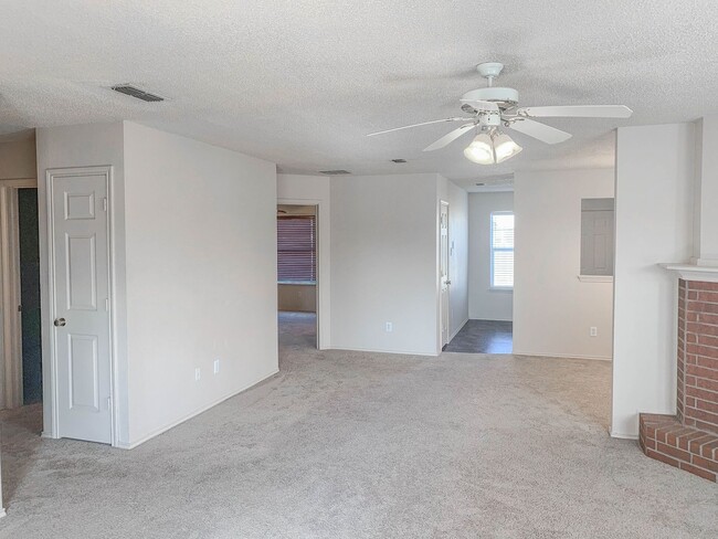 Building Photo - Retro Charm in Every Detail 3Bed/2Bath!