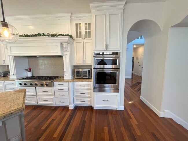 Foto del edificio - Elegant 4-Bedroom Luxury Home with Panoram...