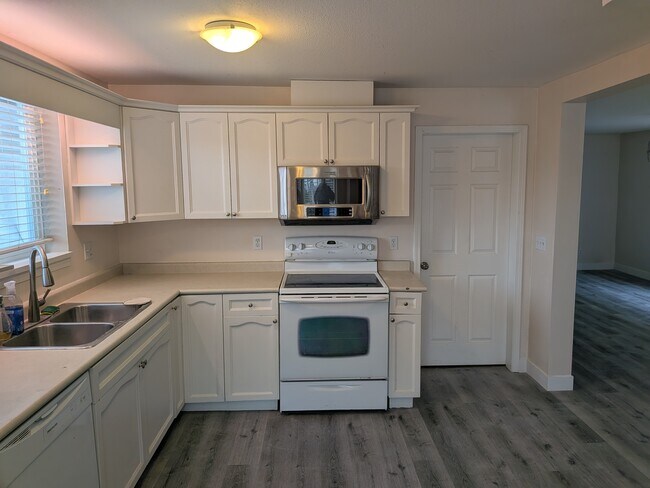 Building Photo - 5614 Kathleen Dr