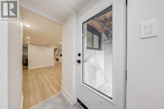 Building Photo - 431 Roxton Rd