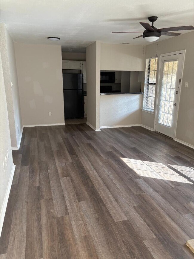 Foto del edificio - 1733 Crest Grove Dr