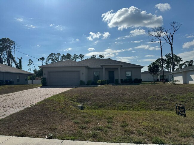 Foto del edificio - 3 Bed + Den with 2 Baths & 2 Car Garage