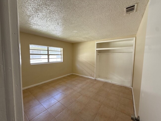 Foto del edificio - Large 3-1.5 duplex with central air and ho...