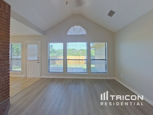 Building Photo - 653 Edgewood Dr