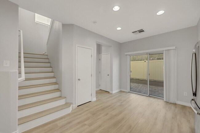 Building Photo - Cute 3 bedroom home freshly painted and clean