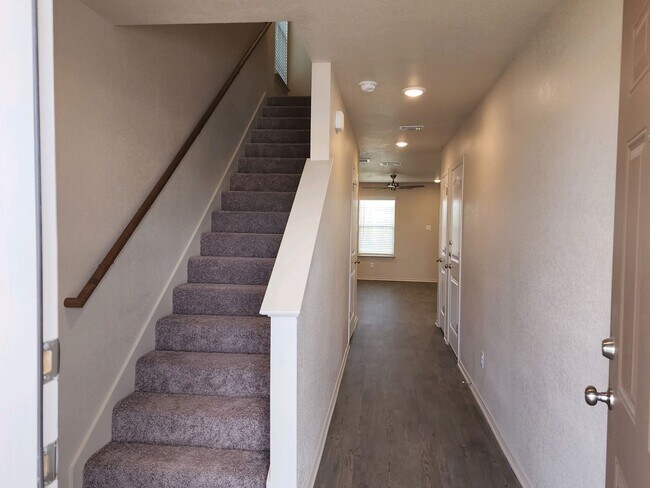 Building Photo - 1704 Montell St