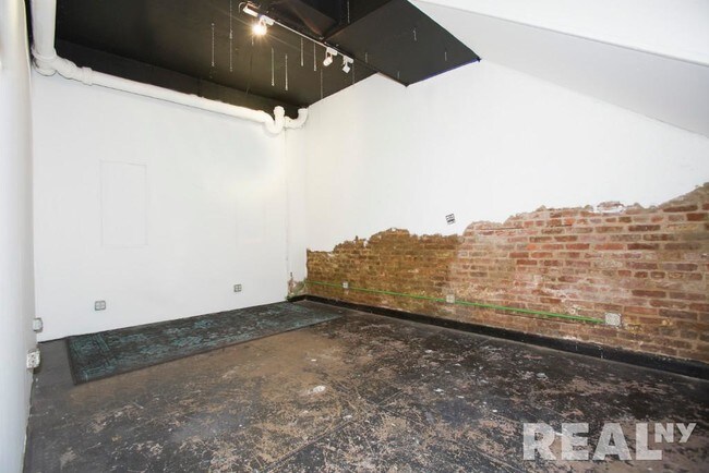 Foto del edificio - 154 E 2nd St