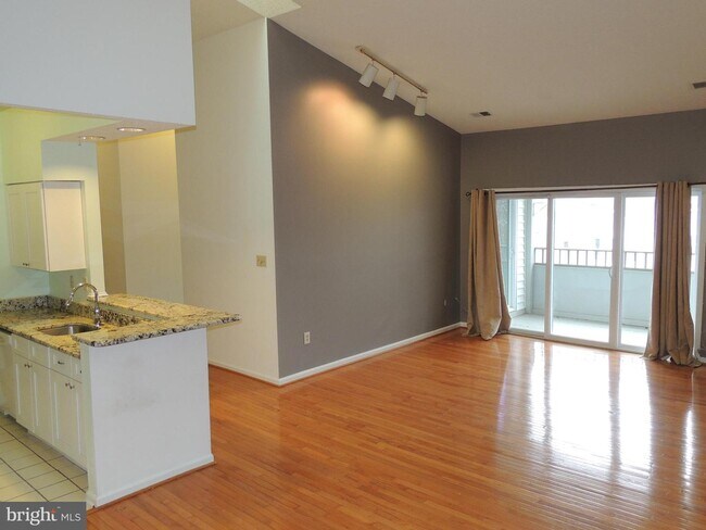 Foto del edificio - 7702 Lafayette Forest Dr