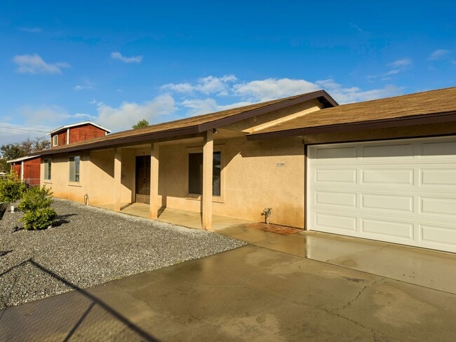 Foto del edificio - ~RARE FIND~ Newly Remodeled 3 Bedroom Home...