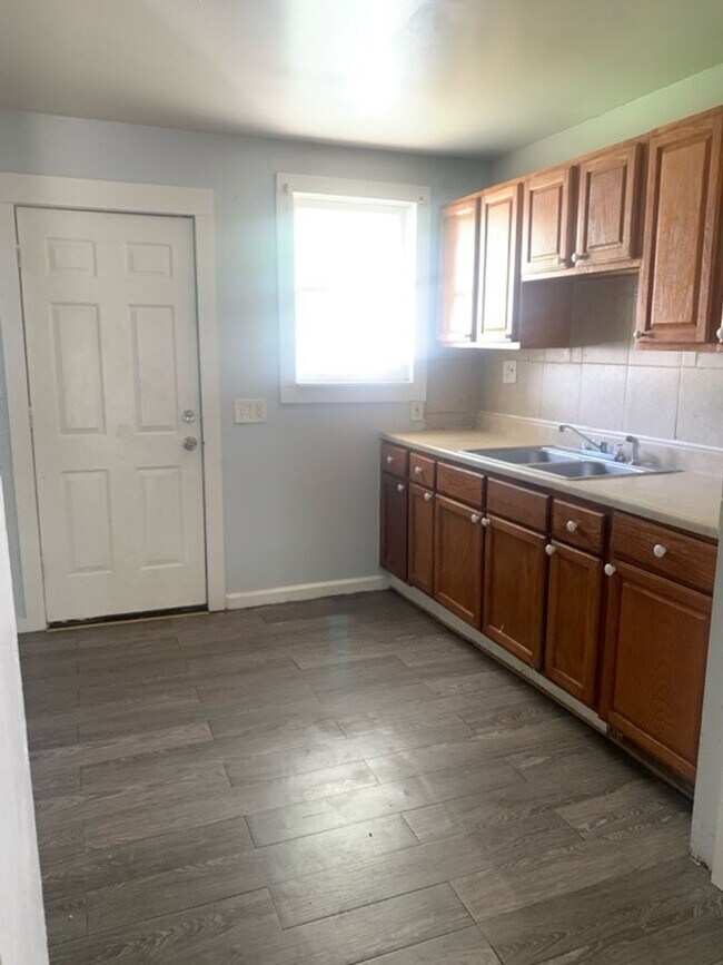 Building Photo - SPACIOUS 4 Bedroom 2 Bath House