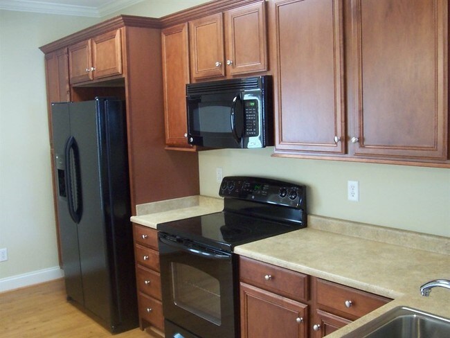 Building Photo - 2 BR/2.5 BA Townhome Downtown Greenville