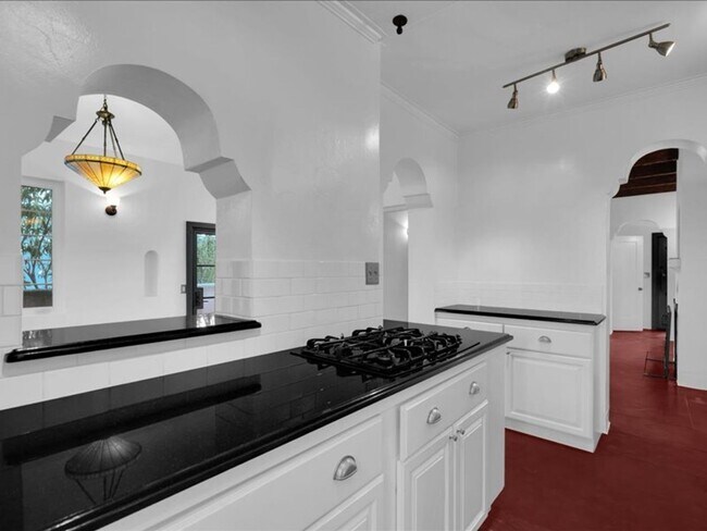 Foto del edificio - Charming Mission Style Home with Guest House & One Block from Arizona Inn