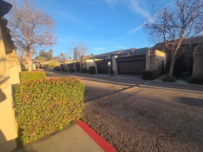 Foto del edificio - 140 E El Norte Pkwy