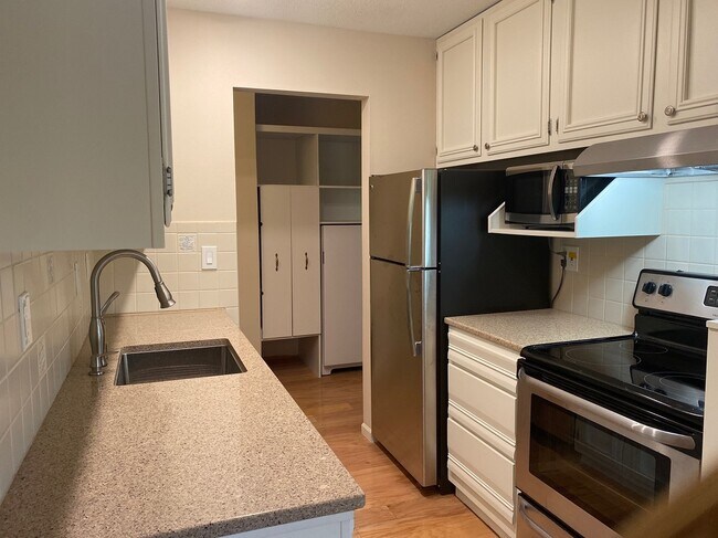 Foto del edificio - 4454 Cedar Lake Rd S