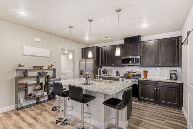 Foto del edificio - Contemporary Parker Condo | Pool, Trails & City Access