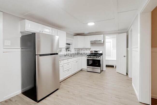 Building Photo - 4984 Quincy St