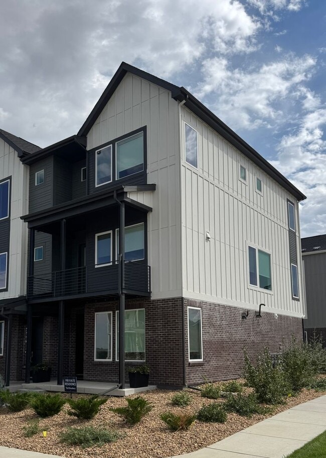 Building Photo - 706 Saddle Dr