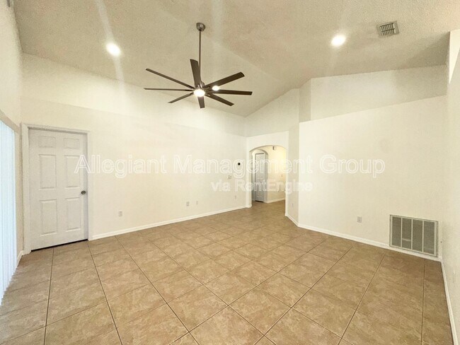 Foto del edificio - 2944 Summer Winds Cir