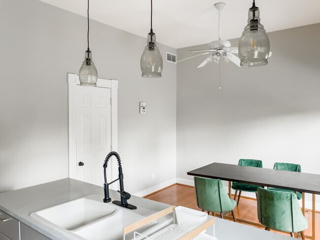 Kitchen Eat-In area - 533 Tusculum Ave