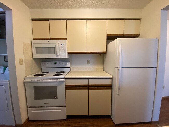 Building Photo - $1,025 | 2 Bedroom, 1 Bathroom Apartment |...