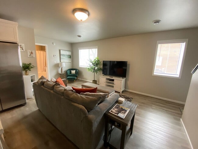Building Photo - Modern 3 Bedroom 2 Bathroom Townhome
