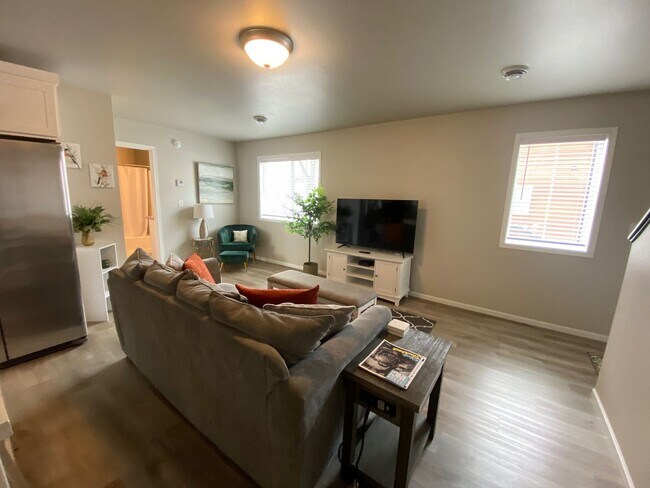 Foto del edificio - Modern 3 Bedroom 2 Bathroom Townhome