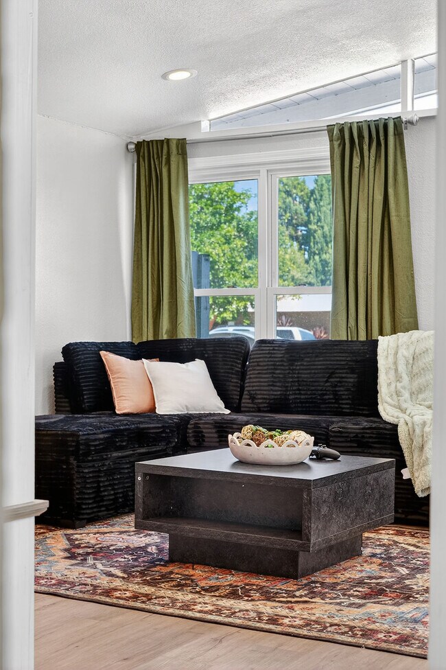 Foto del edificio - 1004 Airport Blvd